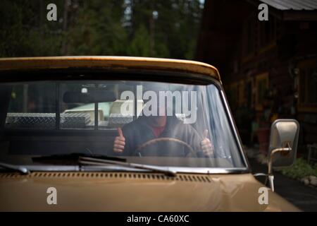 16. März 2012 - ist Priest Lake, Idaho, USA - Josh Lubig bereit zum Angeln... Josh Lubig nimmt seine alten Jeep Pickup-Truck und Fischerboot Largemouth Bass in Nord-Idaho in der Nähe von Priest Lake, Idaho zu jagen. (Kredit-Bild: © Jed Conklin/ZUMAPRESS.com) Stockfoto