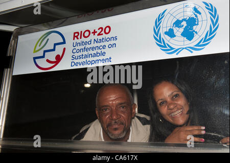 Zwei Brasilianer, ein Mann und eine Frau, lächelnd unter ein Zeichen für die Konferenz. UN-Konferenz über nachhaltige Entwicklung (Rio + 20), Rio De Janeiro, Brasilien, 13. Juni 2012. Foto © Sue Cunningham. Stockfoto