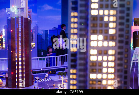 14. Juni 2012, sehen Tokyo, Japan - ein kleiner Junge und seine Mutter Sie sich einen Blick auf Tokio Sehenswürdigkeiten alle aus Legosteinen während einer Presse-Preview-Veranstaltung an der LEGOLAND Discovery Center Tokyo. Stockfoto