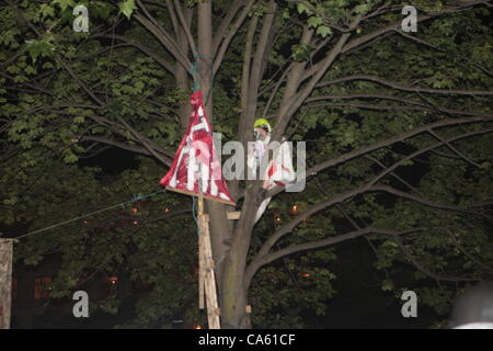 London, UK. Donnerstag, 14. Juni 2012 besetzen London vertrieben von Finsbury Square, einsame Demonstrant sitzt in einem Baum wartet auf Gerichtsvollzieher Räumung: Credit: HOT SHOTS / Alamy Live News Stockfoto