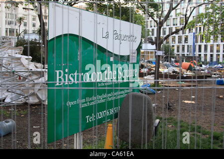 London, UK. Donnerstag, 14. Juni 2012 besetzen London vertrieben von Finsbury Square, eingesperrt im Bistro auf dem Platz: Credit: HOT SHOTS / Alamy Live News Stockfoto