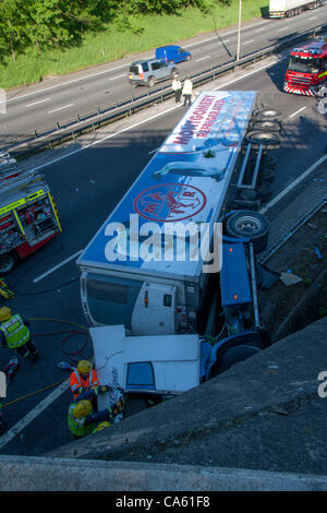 14. Juni 2012. Autobahn M1 Southbound, Northamptonshire, UK. Ein LKW liegt auf der Seite nach einem Sturz kurz vor der Kreuzung 15A auf der southbound Fahrbahn der Autobahn M1. Der Fahrer versteht man in einem kritischen Zustand. Stockfoto