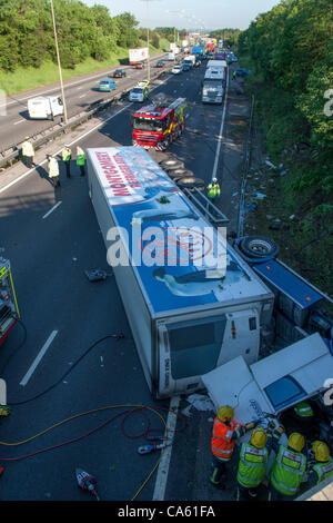 14. Juni 2012. Autobahn M1 Southbound, Northamptonshire, UK. Ein LKW liegt auf der Seite nach einem Sturz kurz vor der Kreuzung 15A auf der southbound Fahrbahn der Autobahn M1. Der Fahrer versteht man in einem kritischen Zustand. Stockfoto