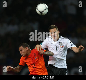 13.06.2012 Ukraine, Charkiw: Ukraine, Charkiw.  Niederländischen Nationalspieler Gregory van der Wiel (links) und deutscher Staatsbürger team Spieler Miroslav Klose in der Fußball-Europameisterschaft Gruppenspiel zwischen Teams aus den Niederlanden und Deutschland. Stockfoto