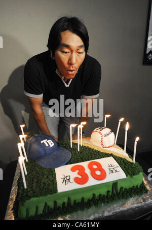 Hideki Matsui (Strahlen), 12. Juni 2012 - MLB: Hideki Matsui von der Tampa Bay Rays bläst Kerzen auf dem Geburtstagskuchen aus der japanischen Presse nach dem Spiel gegen die New York Mets im Tropicana Field in St. Petersburg, Florida, Vereinigte Staaten von Amerika. (Foto: AFLO) Stockfoto