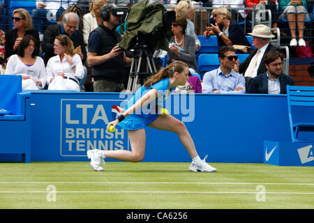 14.06.12 Queens Club, London, ENGLAND: Ballmädchen am Centre Court tagsüber vier der Aegon Championships im Queens Club am 14. Juni 2012 in London, England. Stockfoto