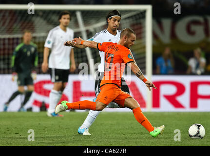 13.06.2012 Ukraine, Charkiw.  Niederländischen Nationalspieler Wesley Sneijder (vorne) und deutsche Nationalspieler Sami Khedira (zurück) in die Gruppenphase der Fußball-Europameisterschaft match zwischen Teams aus den Niederlanden und Deutschland. Stockfoto