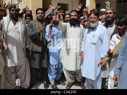 Präsident Jamhoori Watan Partei Baluchistan Nawabzada Shahzain Bugti zeigt ein Victory-Zeichen für den Menschen versammelten sich vor der Sitzung Gericht am Donnerstag in Quetta 14. Juni 2012 Stockfoto