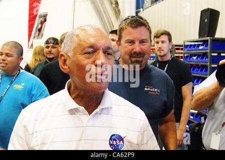 13. Juni 2012 - Mcgregor, Texas, USA - Pressekonferenz im Raum x Prüffeld feiert die sichere Rückkehr der Drachen-Raumkapsel in McGregor, Texas auf 06/13/2012.NASA Administrator Charles Bolden beantwortet Fragen von den Medien als Space X Mitarbeiter blicken auf. (Kredit-Bild: © Jeff Newman/Gl Stockfoto