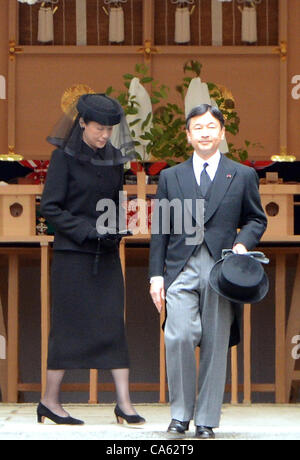 14. Juni 2012 laufen - Tokio, Japan - Japanese Crown Prince Naruhito (R) und Kronprinzessin Michiko (L) nach dem Gebet am Altar während der Beerdigung von der späten Prinz Tomohito an der kaiserlichen Friedhof Toshimagaoka in Tokio 14. Juni 2012. Der späte Prinz Tomohito, Cousin von Kaiser Akihito, gestorben Stockfoto