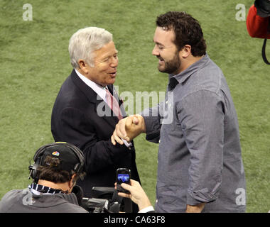 5. Februar 2012 - Indianapolis, IN, USA - New England Patriots Besitzer spricht Robert Craft mit Indianapolis Colts center Jeff Samstag vor dem Super Bowl XLVI. Super Bowl XLVI kam in den letzten Sekunden, wie die New York Giants die New England Patriots mit einem Endstand von 21-17 in Lucas Oil Sta schlagen Stockfoto