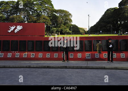 14. Juni 2012 - Buenos Aires, Buenos Aires, Argentinien - Soldaten Wache am Ehrenmal, die diejenigen erinnert, die im Malvinas/Falkland-Krieg 1982 gestorben. (Bild Kredit: Patricio Murphy/ZUMAPRESS.com ©) Stockfoto