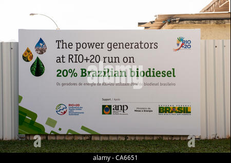 Ein Schild kündigt an, dass die Stromerzeuger auf der Konferenz mit 20 % brasilianische Biodiesel fahren. UN-Konferenz über nachhaltige Entwicklung (Rio + 20), Rio De Janeiro, Brasilien, 14. Juni 2012. Foto © Sue Cunningham. Stockfoto
