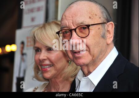 Elaine Joyce, Neil Simon im Ankunftsbereich für HARVEY Opening Night am Broadway, Kreisverkehr Theatre Company Studio 54 in New York, NY 14. Juni 2012. Foto von: Gregorio T. Binuya/Everett Collection Stockfoto