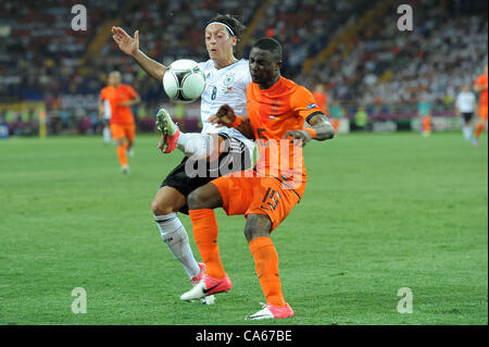 Mesut Özil (GER), Jetro Willems (NED), 13. Juni 2012 - Fußball / Fußball: UEFA EURO 2012-Gruppe B-match zwischen Niederlande 1-2 Deutschland im Metalist Stadium in Charkiw, Ukraine. (Foto: Aicfoto/AFLO) Stockfoto