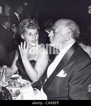 JUDY HOLLIDAY mit Harry Cohn t das besondere Abendessen für Jesse Lasky, Botschafter Hotel.Supplied von Fotos inc. (Credit-Bild: © geliefert von Globe Fotos Inc/Globe Photos/ZUMAPRESS.com) Stockfoto