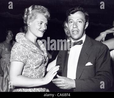 JUDY HOLLIDAY Adolph Green im Cocoanut Grove, Hollywood 1954.Supplied von Fotos inc. (Kredit-Bild: © von Globe Fotos Inc/Globe Photos/ZUMAPRESS.com geliefert) Stockfoto