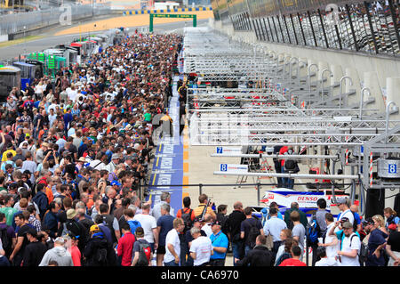 14.06.2012., Frankreich. Menschen besuchen die Boxengasse an freien Renntag beim 80. 24 Stunden Rennen von Le Mans auf dem Circuit De La Sarthe in Le Mans, Frankreich 15. Juni 2012. Stockfoto