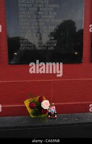 14. Juni 2012 - Buenos Aires, Buenos Aires, Argentinien - anonyme floral Tribute im Kenotaph, die diejenigen erinnert, die im Malvinas/Falkland-Krieg 1982 gestorben. (Bild Kredit: Patricio Murphy/ZUMAPRESS.com ©) Stockfoto