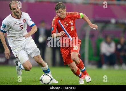 EM 2012, Fussball, Gruppe A, Russland Vs Tschechien Spiel in Wroclaw, Polen am 8. Juni 2012. Roman Hubnik (CZE) (links) und Andrei Arshavin (RUS). (CTK Foto/Katerina Sulova) Stockfoto