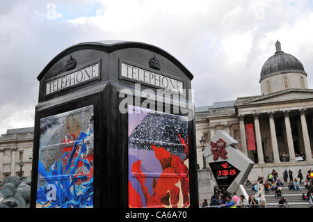 Trafalgar Square, London, UK. 15. Juni 2012. Eines der neu gestalteten rote Telefonzellen anlässlich 25 Jahre der Childline Charity mit der Nationalgalerie im Hintergrund. Stockfoto