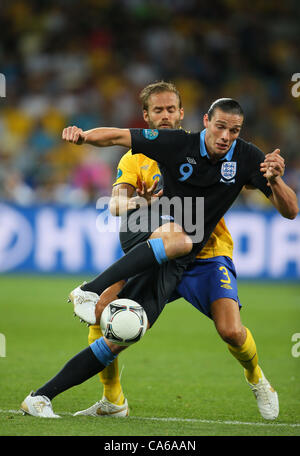 ANDY CARROLL & OLOF MELLBERG Schweden V ENGLAND EURO 2012 Olympiastadion Charkow UKRAINE UKRAINE 15. Juni 2012 Stockfoto