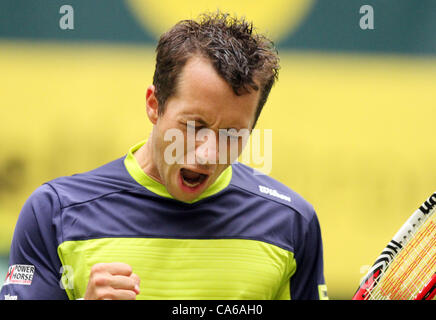 15.06.2012. Halle, Deutschland. Philipp Kohlschreiber Deutschlands feiert seinen Sieg über den Spanier Rafael Nadal beim ATP-Tennisturnier in Halle (Westfalen), Deutschland, 15. Juni 2012. Stockfoto