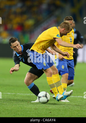 SCOTT PARKER & SEBASTIAN LARSS Schweden V ENGLAND EURO 2012 Olympiastadion Charkow UKRAINE UKRAINE 15. Juni 2012 Stockfoto