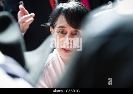 15. Juni 2012 - Oslo, Norwegen: Aung San Suu Kyi kommt im Grand Hotel in Oslo am ersten Tag von ihrem Besuch in Oslo. Stockfoto