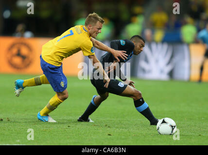 SEBASTIAN LARSSON & ASHLEY COL SWEDEN V ENGLAND EURO 2012 Olympiastadion Charkow UKRAINE UKRAINE 15. Juni 2012 Stockfoto