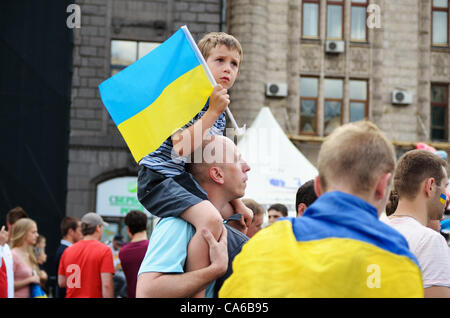 Kiew, UKRAINE - 15.Juni: Ukrainische Fans in der Fanzone in Kiew die UEFA EURO 2012-Gruppe D-Spiel zwischen der Ukraine und Frankreich sehen / Foto von Oleksandr Rupeta Stockfoto