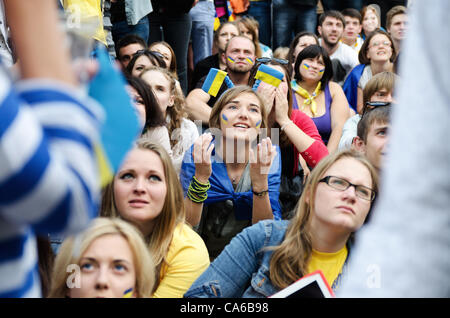 Kiew, UKRAINE - 15.Juni: Ukrainische Fans in der Fanzone in Kiew die UEFA EURO 2012-Gruppe D-Spiel zwischen der Ukraine und Frankreich sehen / Foto von Oleksandr Rupeta Stockfoto