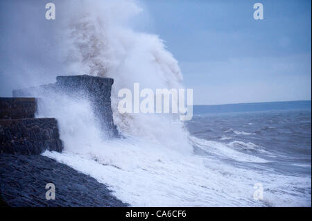 Porthcawl, Großbritannien. 16. Juni 2012. Wellen, starker Wind und Regen batter der walisische Küste. Mit nur 5 Tage bis zum Mittsommer-Tag ist das Wetter eher wie Oktoberwetter.  Bildnachweis: Graham M. Lawrence/Alamy News. Stockfoto