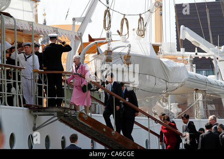 Juni Freitag 15, 2012 - Besuch Königin Margrethe II. von Dänemark und des chinesischen Präsidenten Hu Jintao und seine Frau besteigen die königliche dänische Yacht HDMY Dannebrog am Amaliehaven nahe dem Schloss Amalienborg im Hafen von Kopenhagen für eine kurze geführte Rundfahrt im Hafen auf der offiziellen Dänemark. Stockfoto