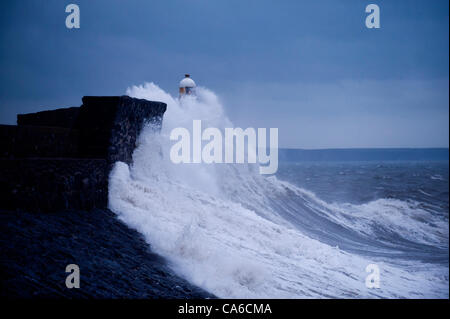 Porthcawl, Großbritannien. 16. Juni 2012. Wellen, starker Wind und Regen batter der walisische Küste. Mit nur 5 Tage bis zum Mittsommer-Tag ist das Wetter eher wie Oktoberwetter.  Bildnachweis: Graham M. Lawrence/Alamy News. Stockfoto