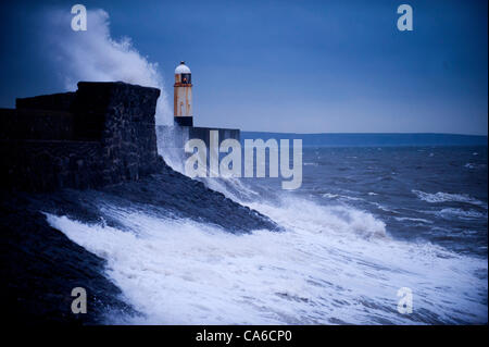 Porthcawl, Großbritannien. 16. Juni 2012. Nur 5 Tage bis zum Mittsommer-Tag und das Wetter ist eher Oktoberwetter wie Wellen, starker Wind und Regen Teig der walisischen Küste. Bildnachweis: Graham M. Lawrence/Alamy News. Stockfoto