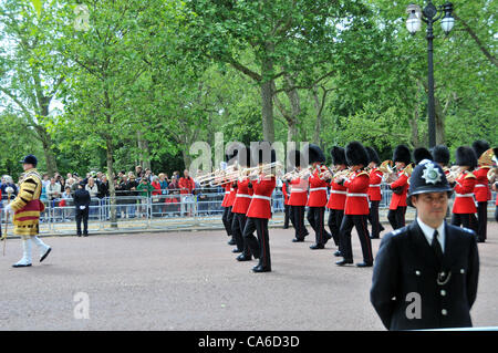 Die Mall, London, UK. 16. Juni 2012. Eine Gardist Blaskapelle gehen über The Mall in Richtung Horse Guards Parade für die Trooping The Colour, die Queen Geburtstag zu feiern. Stockfoto