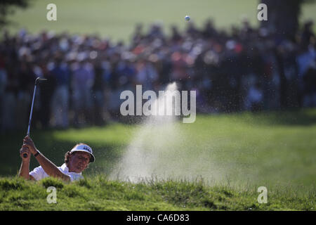 Phil Mickelson, der USA, Schüsse auf das 16. Loch in der zweiten Runde der US Open Championship-Golf-Turnier am Freitag, 15. Juni 2012, The Olympic Club in San Francisco. (Foto von Koji Aoki/AFLO SPORT) [0008] Stockfoto