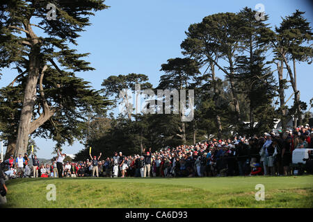 Phil Mickelson, der USA, Schüsse auf das 18. Loch in der zweiten Runde der US Open Championship-Golf-Turnier am Freitag, 15. Juni 2012, The Olympic Club in San Francisco. (Foto von Koji Aoki/AFLO SPORT) [0008] Stockfoto