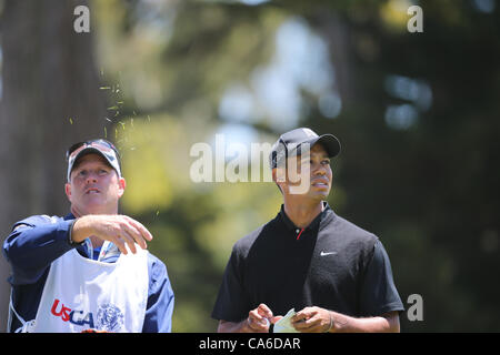Tiger Woods, der USA, Uhren am 3. Loch in der zweiten Runde der US Open Championship-Golf-Turnier am Freitag, 15. Juni 2012, The Olympic Club in San Francisco. (Foto von Koji Aoki/AFLO SPORT) [0008] Stockfoto