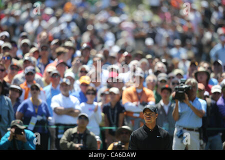 Tiger Woods, der USA, Uhren auf das 4. Loch in der zweiten Runde der US Open Championship-Golf-Turnier am Freitag, 15. Juni 2012, The Olympic Club in San Francisco. (Foto von Koji Aoki/AFLO SPORT) [0008] Stockfoto