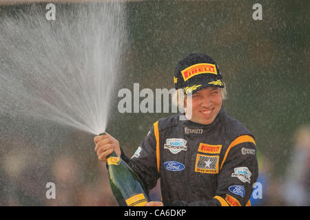 2011. Cardiff, Wales. Gareth Roberts feiert vor heimischem Publikum in Cardiff Castle nach Cliching den WRC Academy Meisterschaft 2011 Titel als Beifahrer zu Irlands Craig Breen. Stockfoto