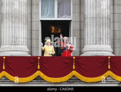 London, UK. 16. Juni 2012. Königin Elizabeth II und Prinz Philip winken vom Balkon des Buckingham Palace an der Trooping die Farbe Zeremonie Juni 2012 Stockfoto