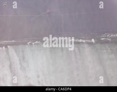 Freitag, 15. Juni 2012. Nik Wallendas geschichtsträchtigen 550 Meter Gratwanderung über Niagara Falls endete Erfolg letzte Nacht. Die 33 jährige siebten Generation Mitglied der "Flying Wallendas" beendet seine waghalsigen Stunt 60 Meter über der Schlucht der Hufeisenfälle. Stockfoto