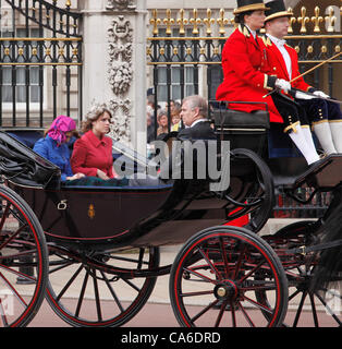 London, UK. 16. Juni 2012. Prinz Andrew Duke of York mit Töchtern Prinzessin Eugenie und Prinzessin Beatrice verlassen Buckingham Palace in königliche Kutsche für die Zeremonie der Trooping die Farbe Juni 2012 Stockfoto