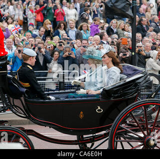 Camilla Parker Bowles Herzogin von Cornwall und Kate Middleton Herzogin von Cambridge mit Prinz Harry zurück zum Buckingham Palace in royal Coach für die Zeremonie der Trooping die Farbe Juni 2012 Stockfoto