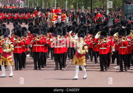 Königliche Prozession kehrt zum Buckingham Palace von der Zeremonie Trooping die Farbe Stockfoto