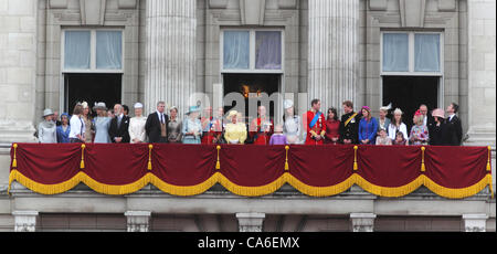 Königsfamilie auf dem Balkon des Buckingham Palastes für Trooping die Farbe 2012 Stockfoto