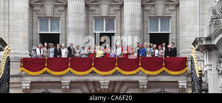 Königin Elizabeth II., Prinz Philip und Königsfamilie auf dem Balkon des Buckingham Palace auf der Trooping die Farbe Zeremonie Juni 2012 Stockfoto