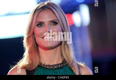 Heidi Klum in Anwesenheit für PROJECT RUNWAY 10. Jahrestag Runway Show, Times Square, New York, NY 15. Juni 2012. Foto von: Kristin Callahan/Everett Collection Stockfoto